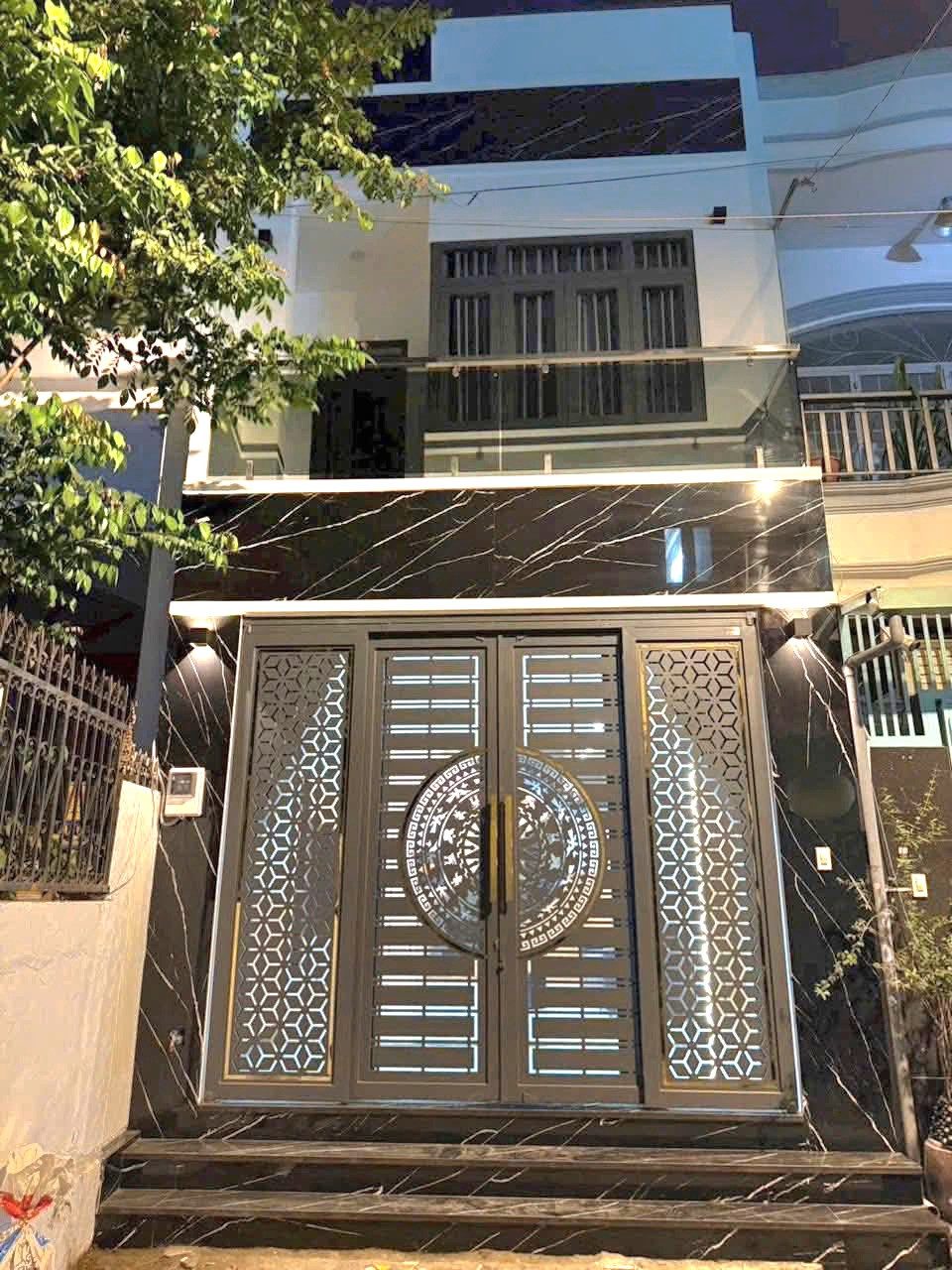 BÁN NHÀ ĐẸP SÁT HÒA BÌN.H - COOPMAR.T - ÔTÔ VÀO NHÀ - ( 4X18M )