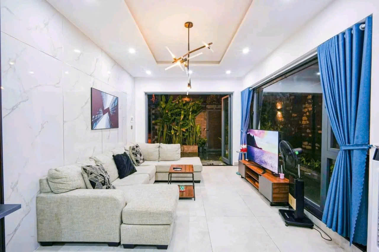 Bán villa Sơn trà 150m2 dòng tiền ổn định 50 tr/tháng mặt tiền Phan Bá Vành sát biển