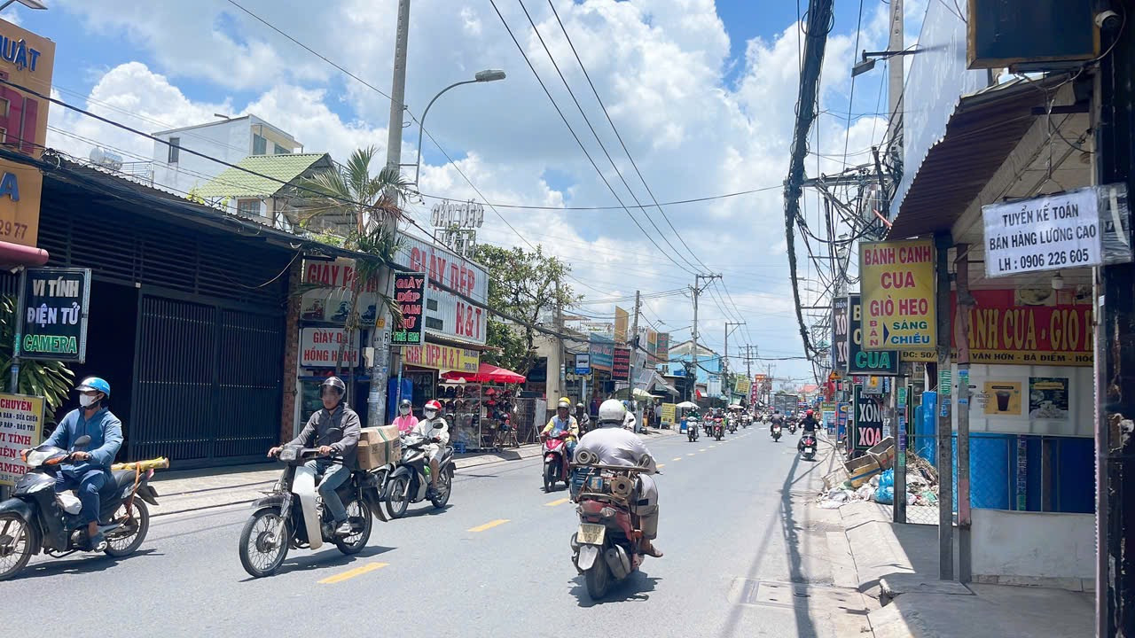 Nằm ngay mặt tiền đường Phan Văn Hớn, tuyến đường huyết mạch kết nối Hóc Môn, Q.12, Tân Bình, Tân Phú - 231M2 - Nở Hậu - Thuê 30Tr/Th - 10Tỷ Hơn
• Khu vực dân cư đông đúc, kinh doanh sầm uất, nhu cầu thuê phòng trọ & mặt bằng rất cao. 
• Tiện ích xung q