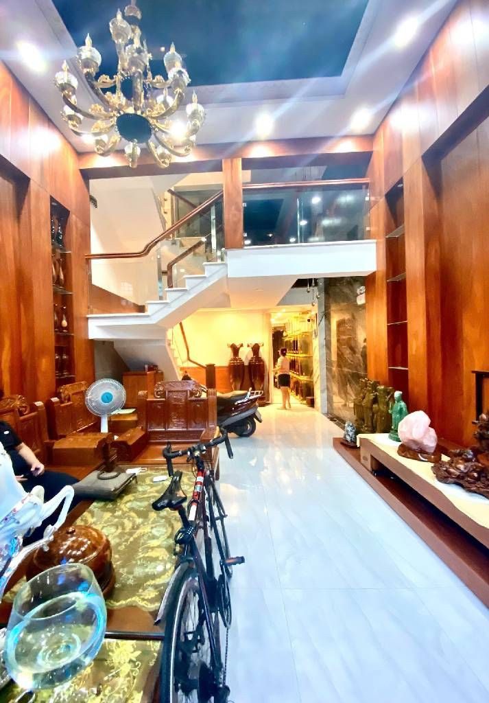 Nhà bán huỳnh văn nghệ sổ hồng riêng, hẽm xe hơi 5 tầng gần nhà ga T3.