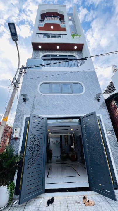 Bán nhà Quận 5. Đ Phan Văn Trị, P8, Quận 5. DT 90m2 (5x18). Hẻm xe hơi 8m. Kết cấu nhà 3lầu 4PN 5WC. Giá 4 tỷ 3. Hợp đồng thuê còn 6 tháng ( 29tr/tháng). Sổ Hồng Riêng Chính Chủ