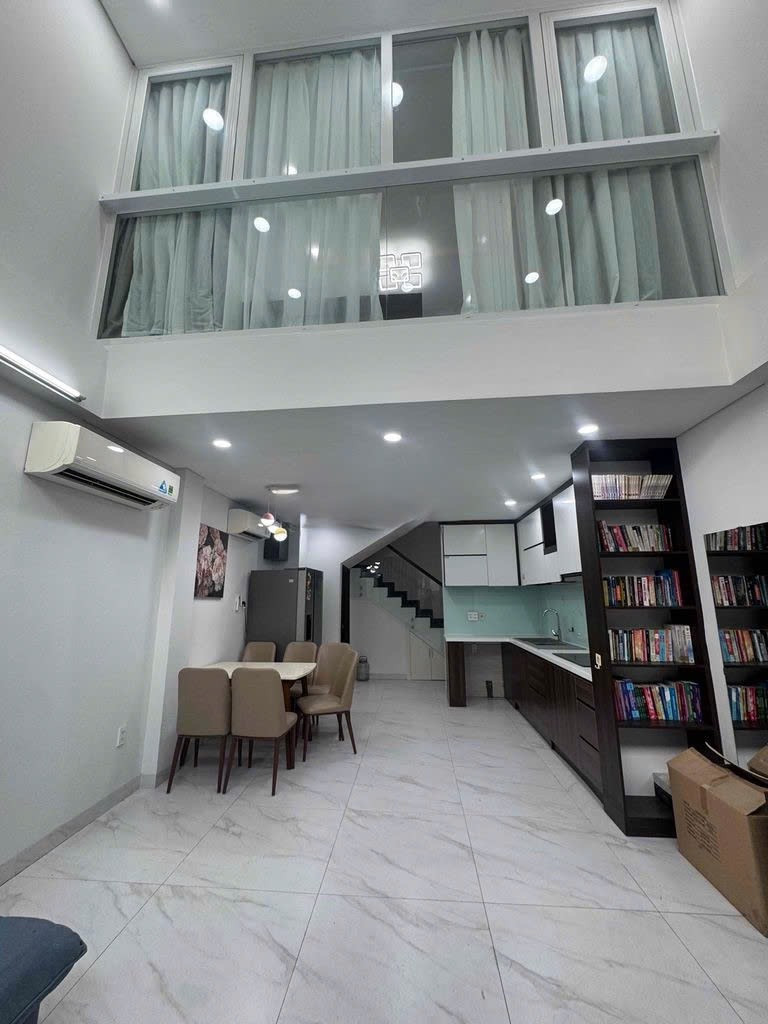 Có tặng nội thất, Khu sầm uất đầy đủ tiện nghi Phan Văn Trị BT, nhà 3 lầu giá 3.2 tỷ