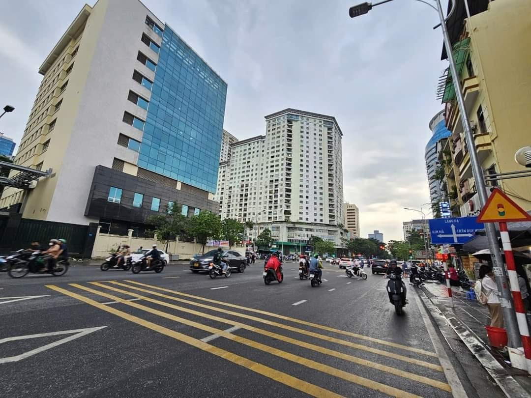 Bán nhà Pháo Đài Láng (Đống Đa) 68m, 4 tầng, mt 5.5m, giá 26.7 Tỷ