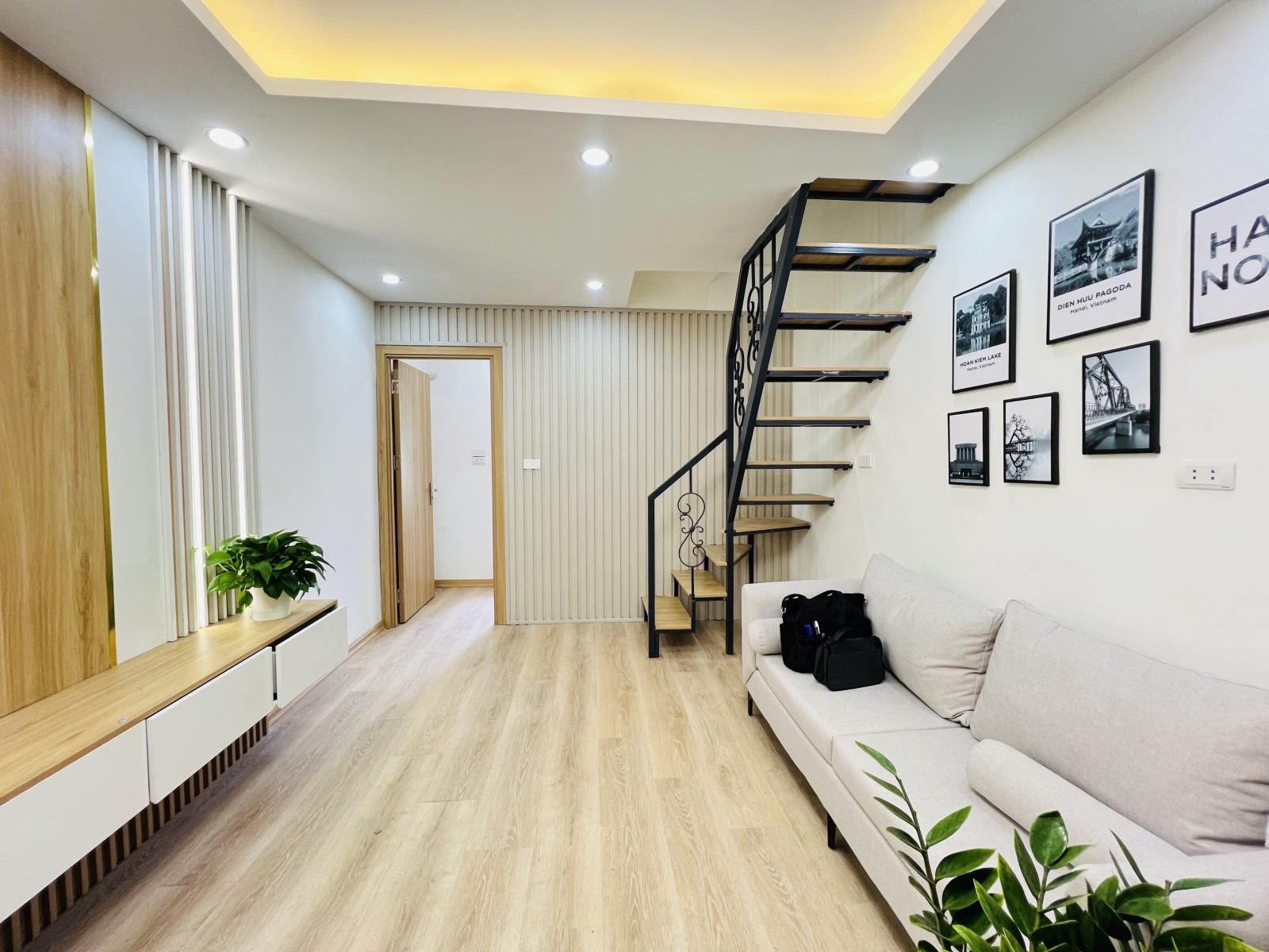 BÁN CĂN HỘ TẬP THỂ PHỐ 8/3, HAI BÀ TRƯNG, NHÀ ĐẸP  4 NGỦ, Ô TÔ ĐỖ
