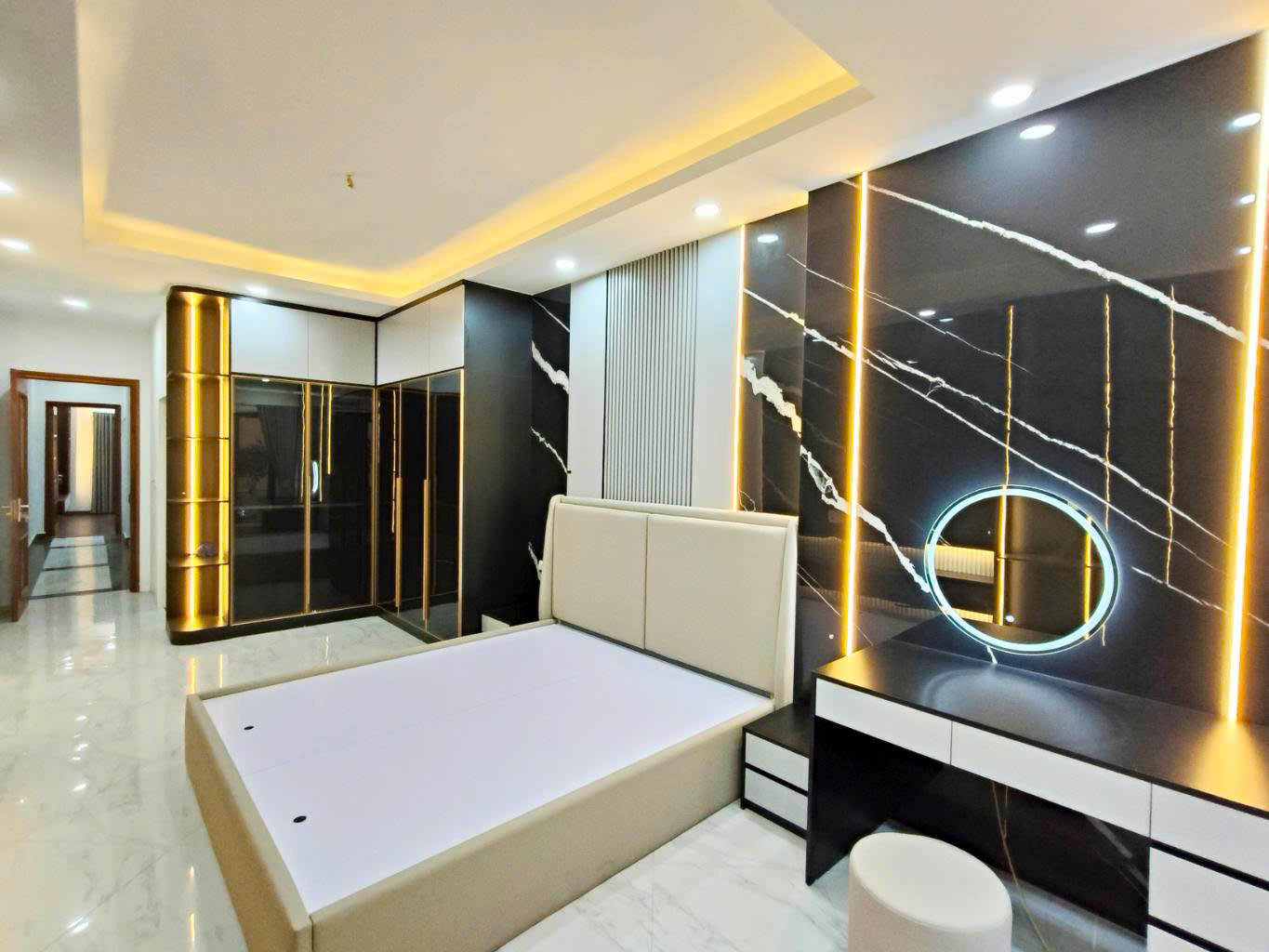 Bán nhà phố 8 tháng 3 phân lô 5 tầng thang máy long lanh ô tô tránh vào nhà hai bà trưng