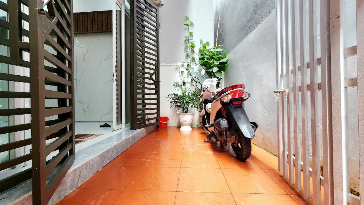 Nhà 3 tầng Thiên Lôi - sân cổng riêng, 45m, gần AEON, Giá 2.55 tỉ