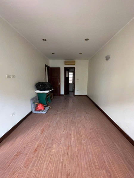 Bán nhà phố Hào Nam, Đống Đa, 62m2, 5 tầng, mặt tiền 5.8m, ô chờ thng máy, vừa ở vừa cho thuê