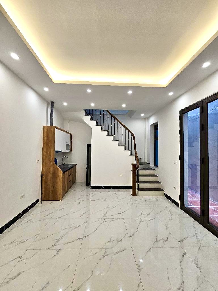 BÁN NHÀ KẺ TẠNH - GIANG BIÊN XÂY MỚI 5 TẦNG - MẶT TIỀN 6.5m - CÁCH 1 NHÀ RA MẶT NGÕ OTO 2 LÀN
