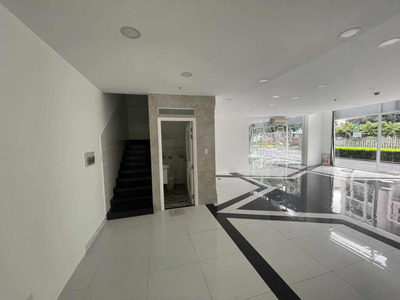 Cho thuê shophouse Sky Center 130m2 Phổ Quang #25Tr Tiên nghi y hình Tel 0942811343 Tony, Xem 24/7