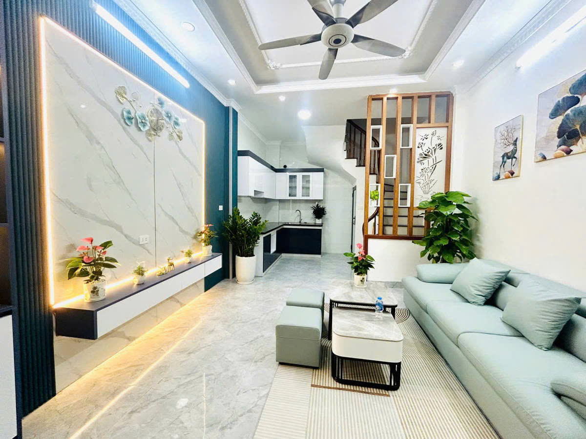 Bán nhà phố Tân Mai, ô tô tránh cách 15m, DT: 33m, 5 tầng, MT: 4m chào giá: 6,3m