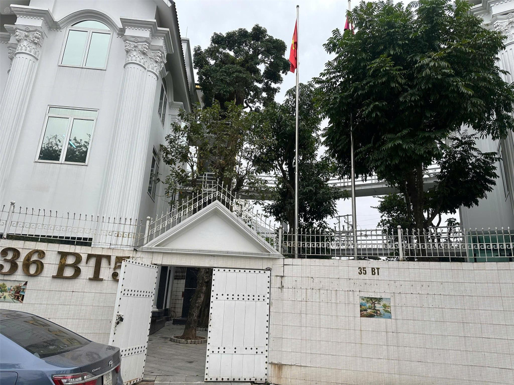 Chính chủ cần bán căn biệt thự đôi siêu đẹp 720m mặt tiền 40m cách Hồ Gươm 7km, cửa ngõ Thủ đô- full tiện ích xung quanh thích hợp để ở, làm vp, trường học..