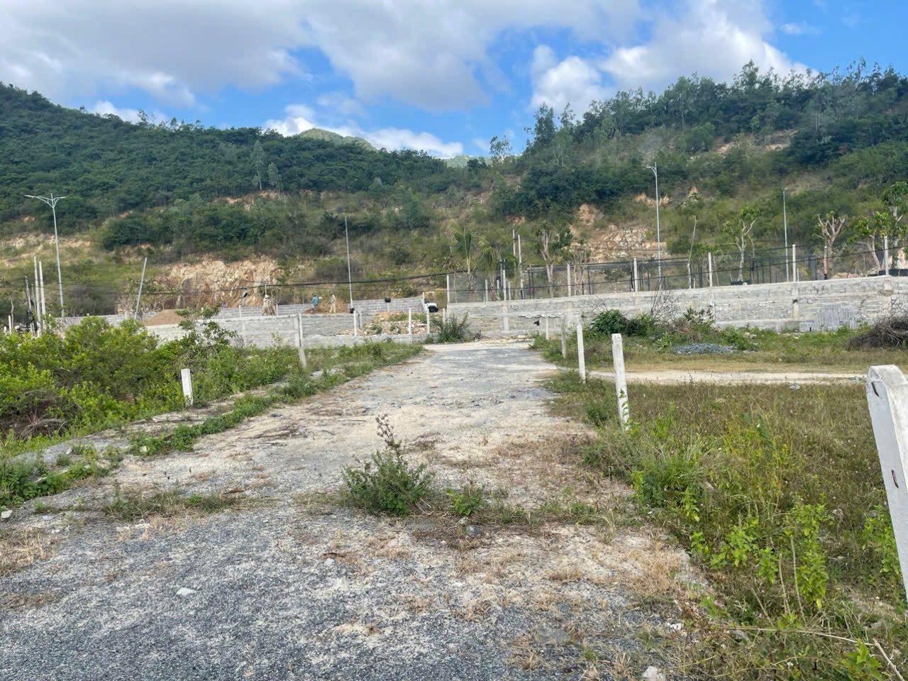 💥 Hạ giá bán nhanh ‼️

👉 3 lô Phước Thượng P. Nam Nha Trang - cách đường Phong Châu 20m - ngang 6m.
- Diện tích Mỗi Lô : 120m2 ( 6x 20), thổ cư 100%
- Đường bê tông oto hơn 7m QH 27m thông thoáng.
- Hướng Đông Bắc, khu dân cư hiện hữu, tiềm năng tăng