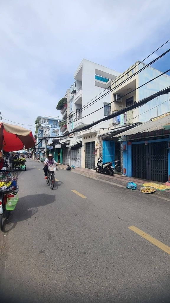 QUẬN 8. BÁN NHÀ 3 TẦNG MẶT TIỀN PHONG PHÚ- PHƯỜNG 12. XE HƠI ĐẬU TẬN CỬA. DT 45M2. CHỈ 5,6 TỶ .
