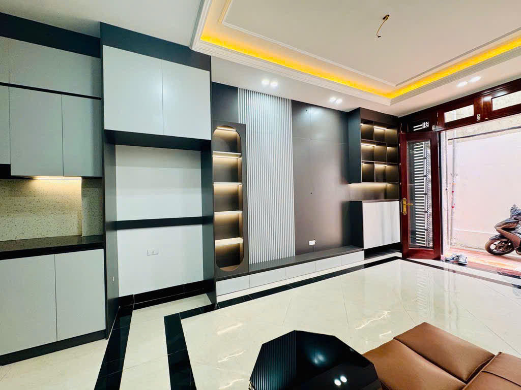 🔹 Bán nhà 6 tầng, có thang máy – Hệ thống chống cháy – Ngõ rộng, ô tô đỗ cửa – Tiện ích bạt ngàn