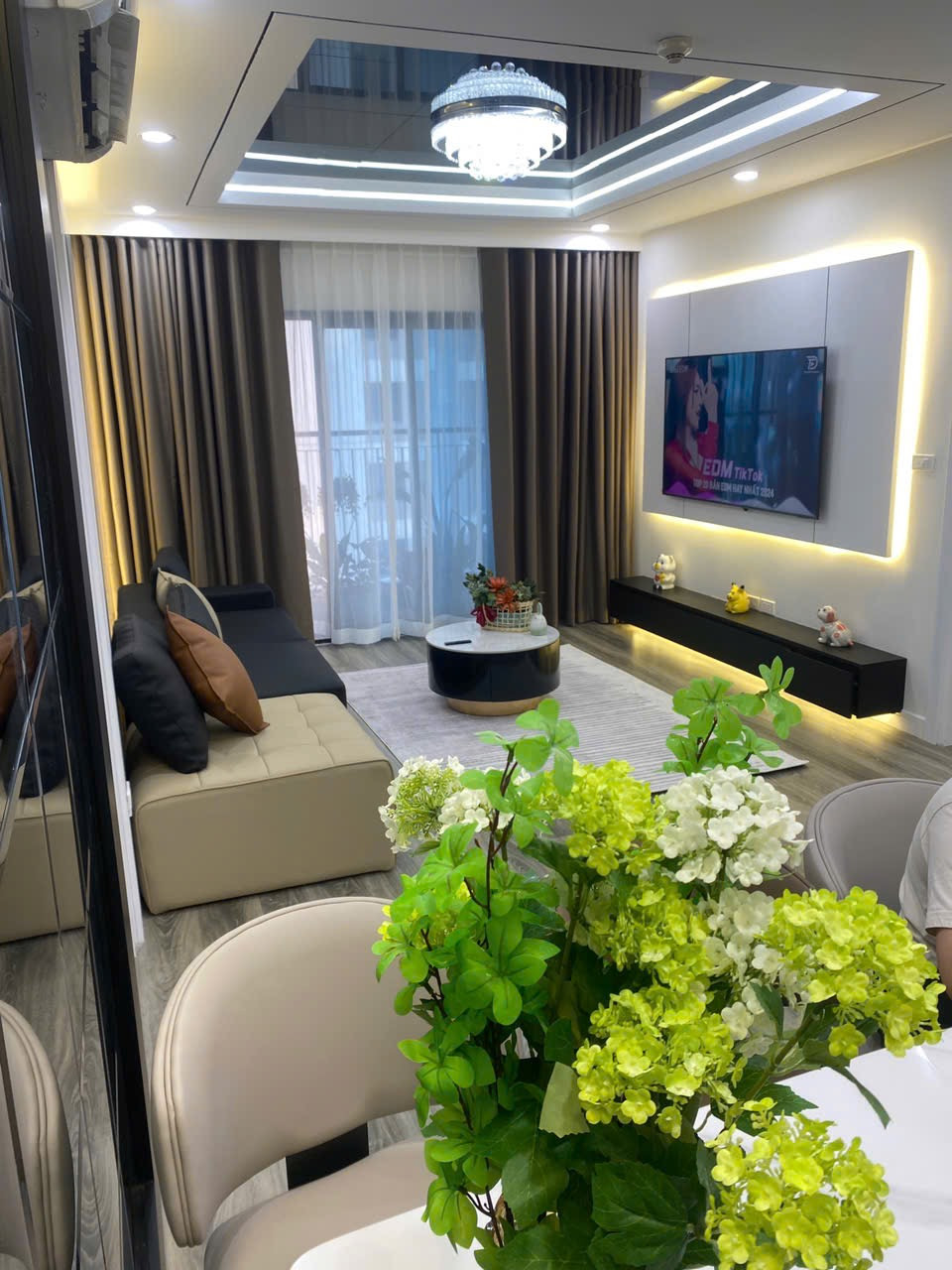 Khu nhà ở chung cư cao cấp, đi lại thuận tiện, nhà sẵn sổ, dễ dàng vào việc luôn