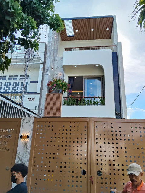 Bán nhà Hoà Xuân, Đường Phù Đổng, 3 Tầng, có sân đậu ô tô