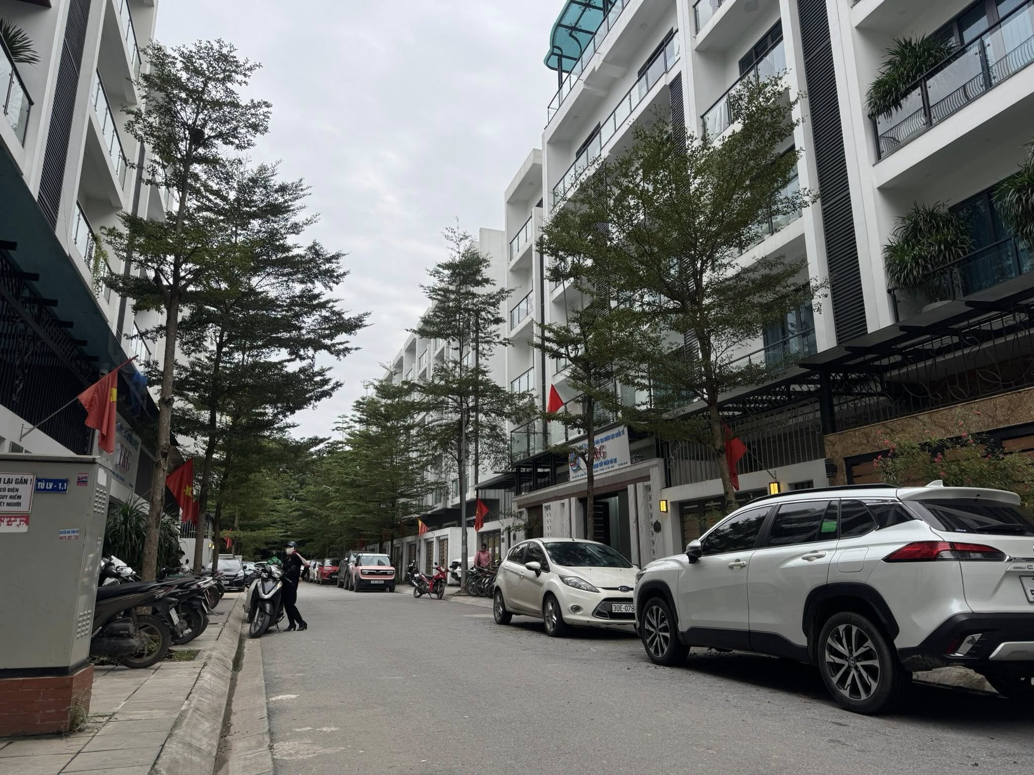 BÁN NHÀ LIỀN KỀ ĐƯỜNG PHÚ DIỄN. 100M2 - 7 TẦNG. THANG MÁY. GARA Ô TÔ.