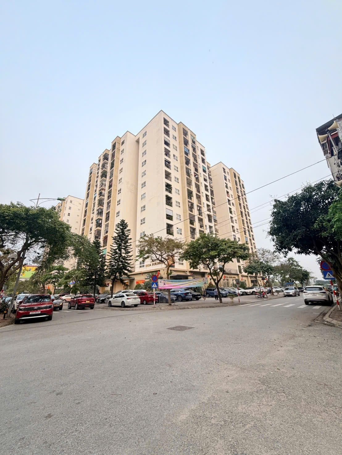 🏠 PHÚC LỢI LONG BIÊN - CẦN CHUYỂN NHƯỢNG - TOÀ NHÀ DỊCH VỤ - DT:3.148 MÉT - MT : 40 MÉT - GIÁ CHÀO 430 TỶ

👉Mô tả: tòa nhà dịch vụ đa năng nằm ngay mặt phố tổng diện tích 3148M  xây 1 hầm 6 nổi diện tích xây dựng 1250M xây 6 nổi riêng diện tích hầm xây 
