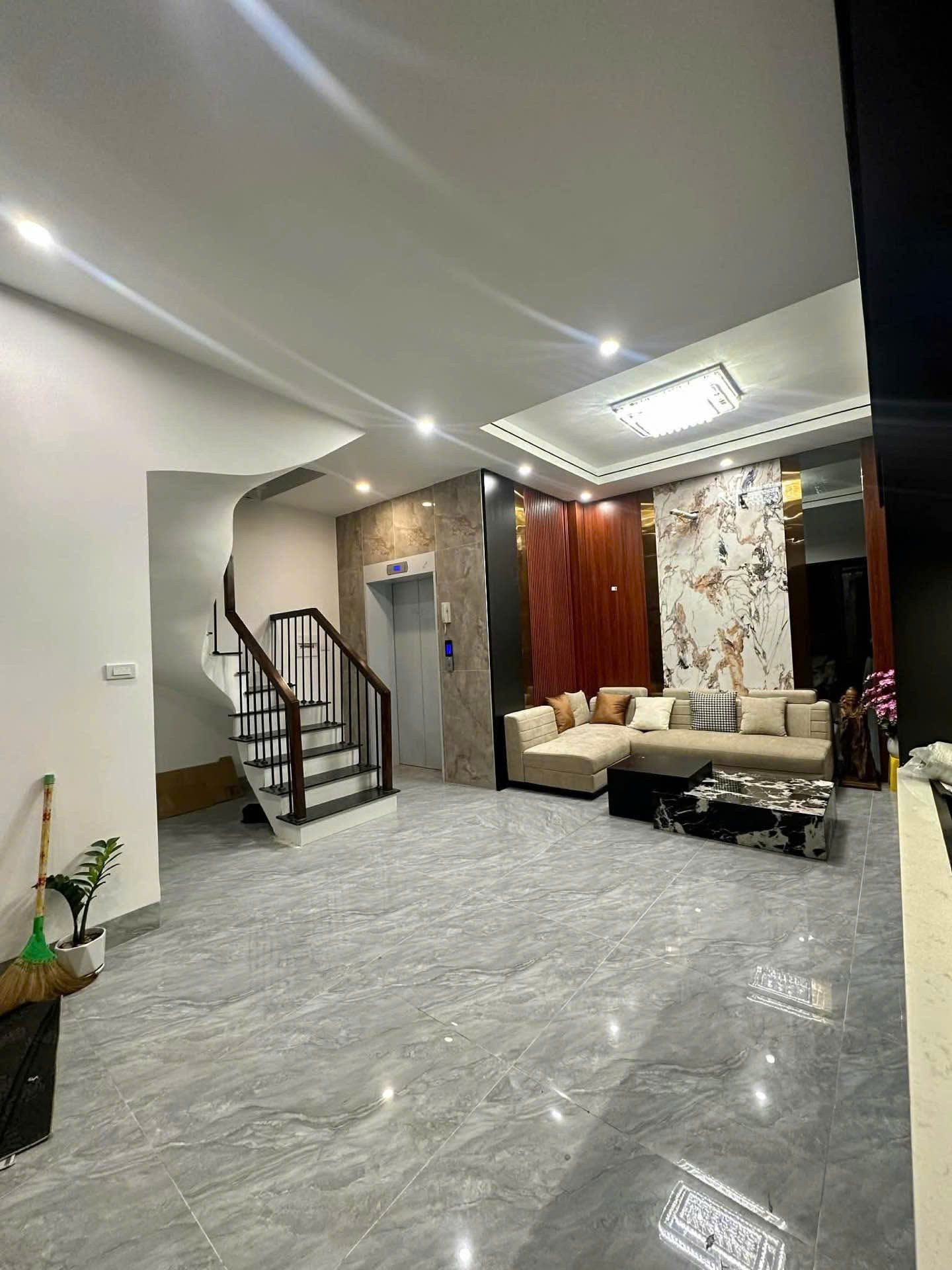 BÁN NHÀ-SÁT VINHOMES RIVERSIDE-5 TẦNG THANG MÁY- THIẾT KẾ HIỆN ĐẠI