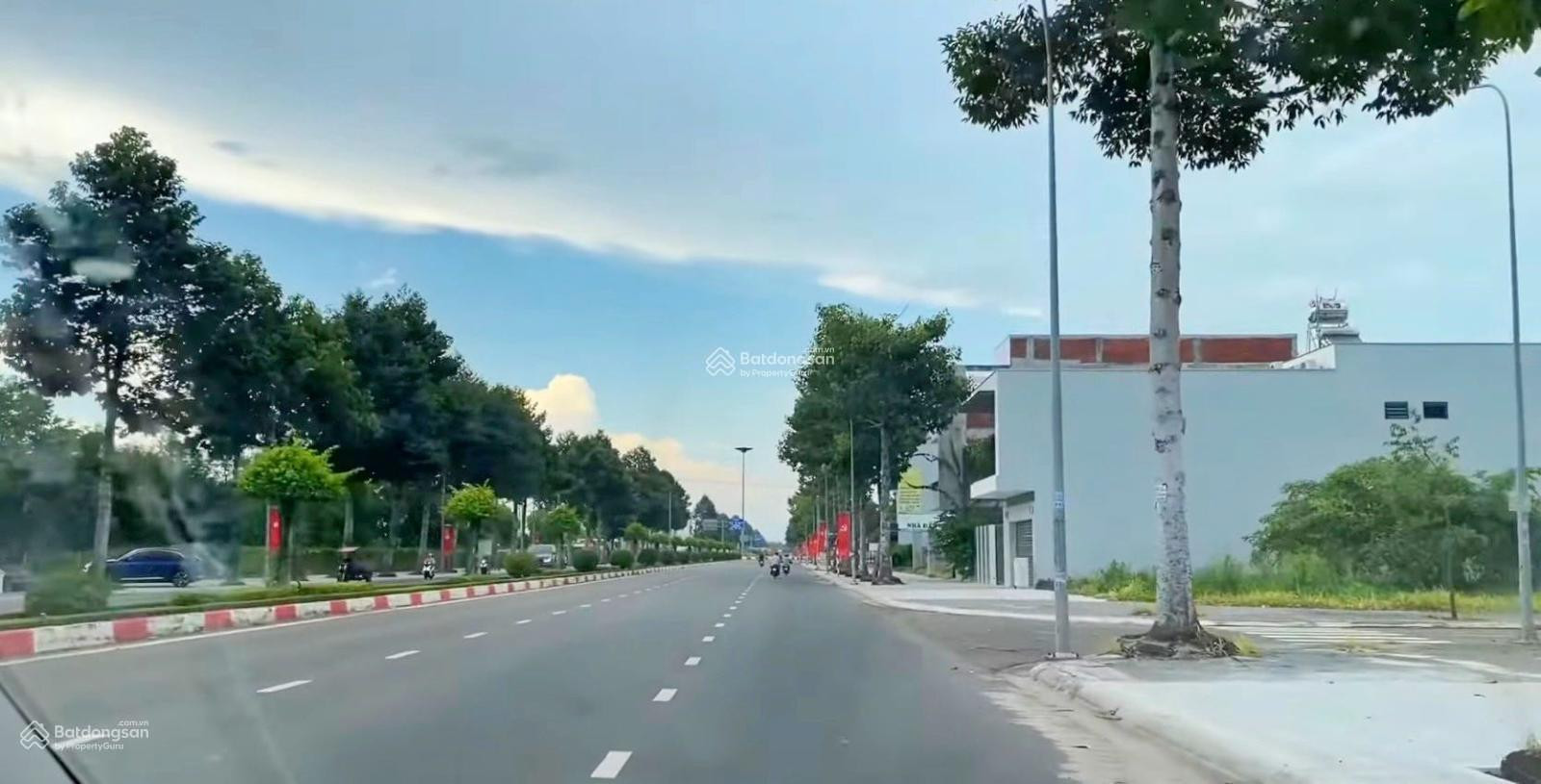 Lô góc 3 mặt tiền đại lộ 60m vị trí kinh doanh tốt-cách sân bay Long Thành 4km-sổ sẵn-giá 1ty6(thương lượng)