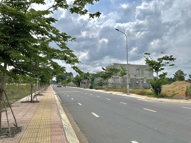 Lô góc nằm mặt tiền đường nền ngang 6m-kinh doanh tốt, vị trí cực đẹo ngay SBQT Long thành-giá 1tỷ1