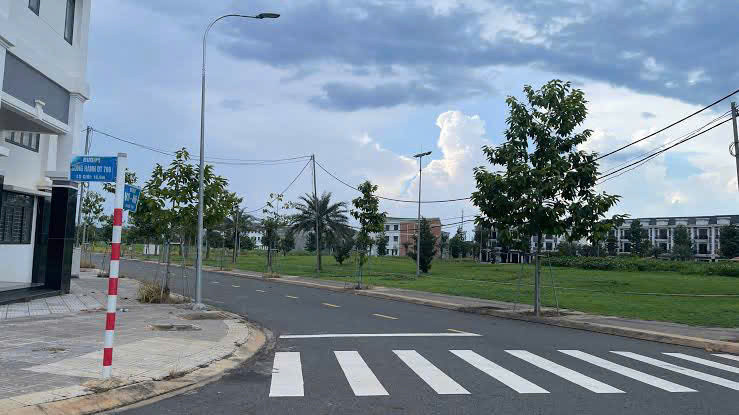 Cần ra lô đất nền Long Thành gần SBQTLT - Mặt tiền đường dự án 45m - Giá chỉ 990 triệu/nền