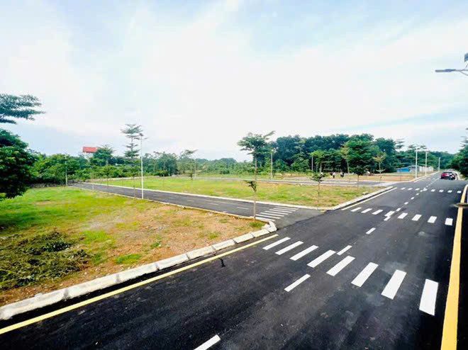 Bán đất nền khu vực Long Thành - sát sân bay - đường mặt tiền 45m - SHR giá 2tỷ2