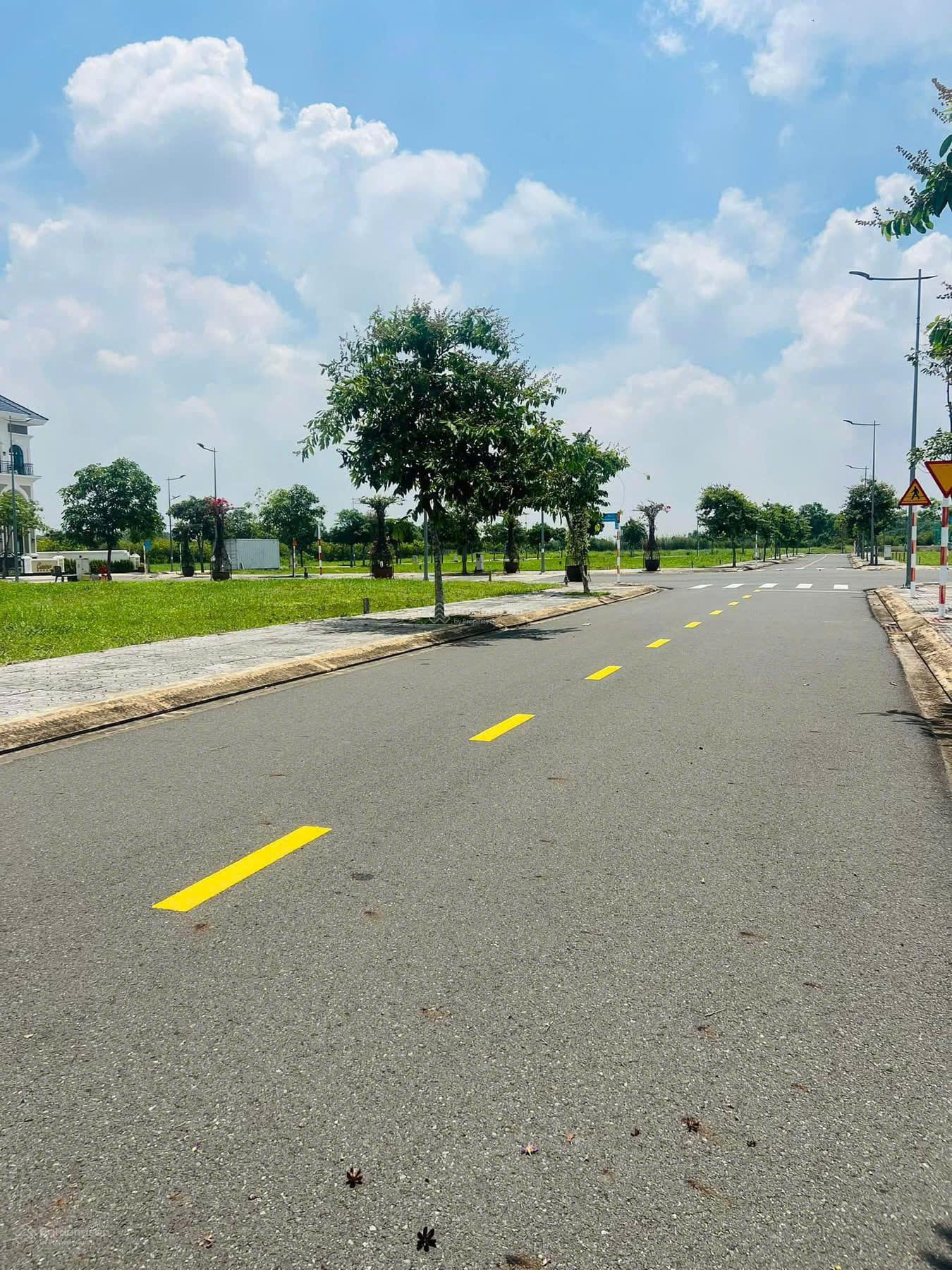 Cần bán lô đất gần sân bay LONG Thành-FULL thổ cư gần chợ -sổ sẵn giá 1ty3 thượng lượng-hỗ trợ bank