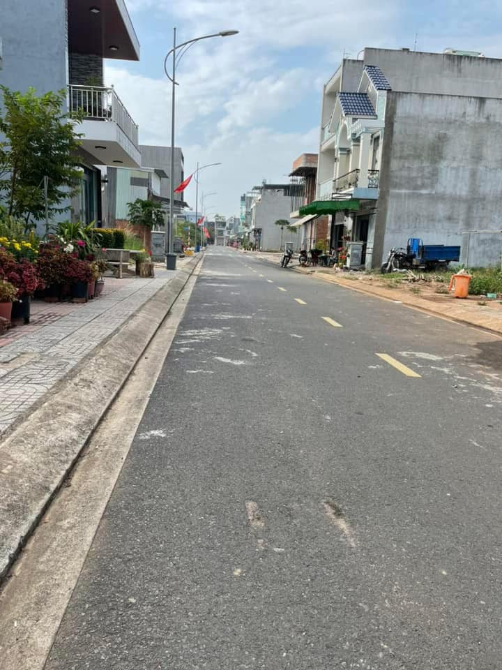 Mất 7p di chuyển về sân bay Long Thành-lô góc 2 mặt tiền 150m2 kinh doanh tốt-giá 1ty6 bao sổ và thuế phí