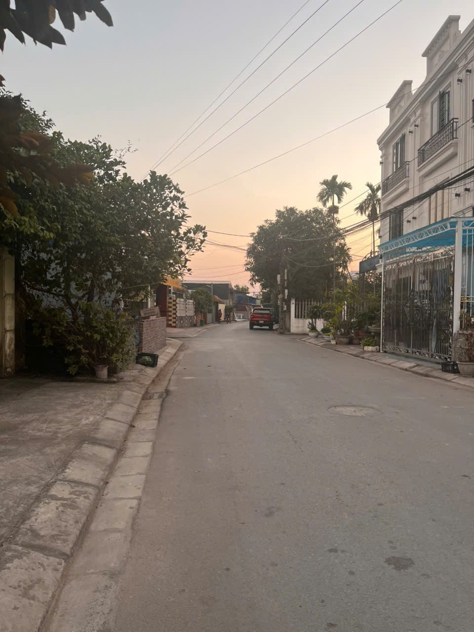 Bán đất mặt đường Phùng Thị Chinh, Phù Liễn, Kiến An.
Mặt tiền 4,2m, tổng diện tích 103m2, hướng Tây. 
Tiện ích bao quanh bát ngát. Cách chợ Đồng Tải 100m, cách trường học cấp 1,2 100m. Mặt đường trên 9m, xe cộ đi lại tấp nập, dân cư đông đúc, đặc biệt 
