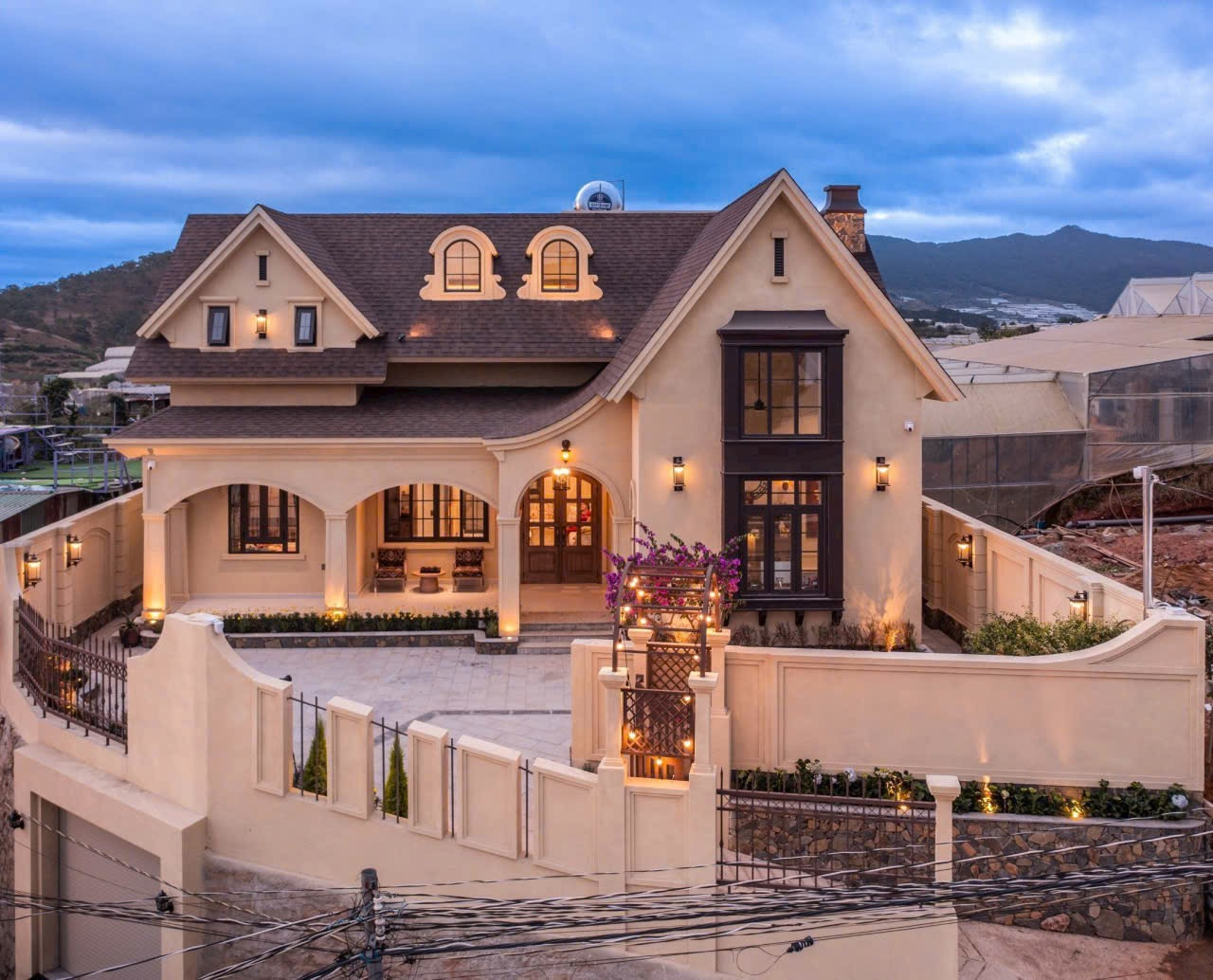 Căn villa đẹp kiến trúc châu âu cổ điển tâm huyết và tỉ mỉ tại Dankia cách trung tâm 5km