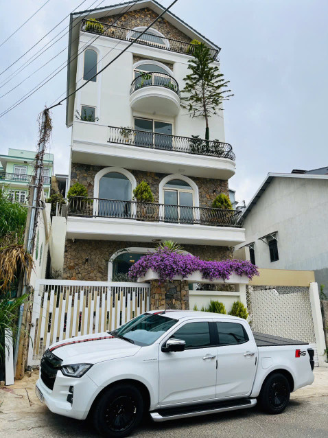 Villa siệu rộng 11 phòng ngủ và 2 căn hộ, có thang máy, đường trước nhà rộng 10m. Liên hệ 0822686198
