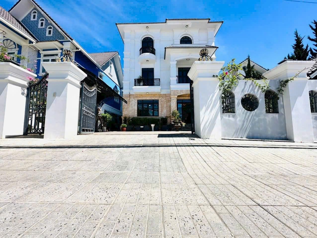 BÁN BIỆT THỰ ĐẸP ĐƯỜNG OTO MAI ANH ĐÀO, PHƯỜNG LÂM VIÊN, ĐÀ LẠT. DT: 400 M2 , GIÁ: 26 TỶ. LH: 0908748495 OR 0967668495