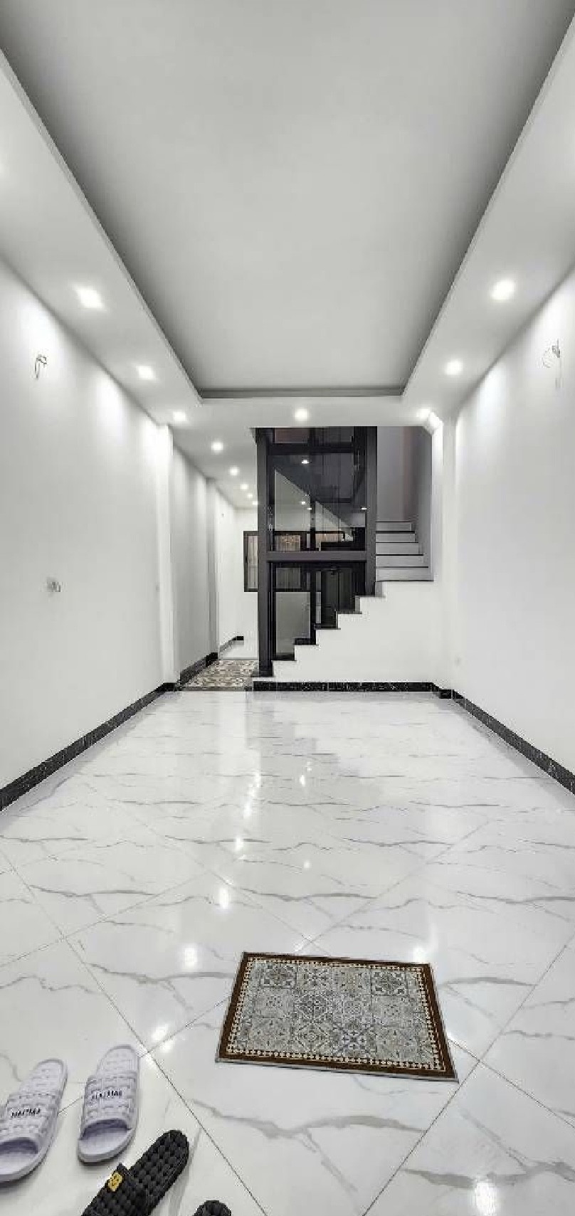 NHÀ XÂY MỚI- PHỐ QUỐC TỬ GIÁM- THANG MÁY- NGÕ RỘNG, NÔNG, GẦN PHỐ - 8 PHÒNG NGỦ- VỪA Ở VỪA CHO THUÊ- 41/46M2-5T- MT3,5M- SỔ A4