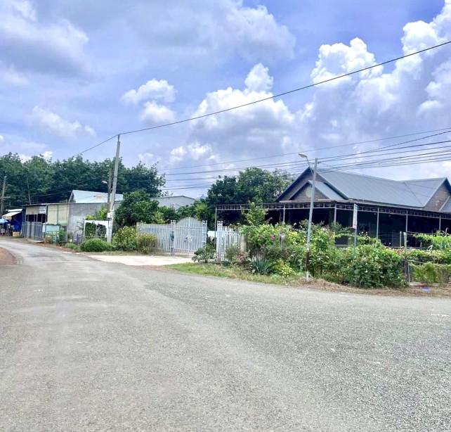 Bán 195 triệu, 2 mặt tiền view suối, nở hậu, 422m2, SHR thổ cư, sát KCN 30/4