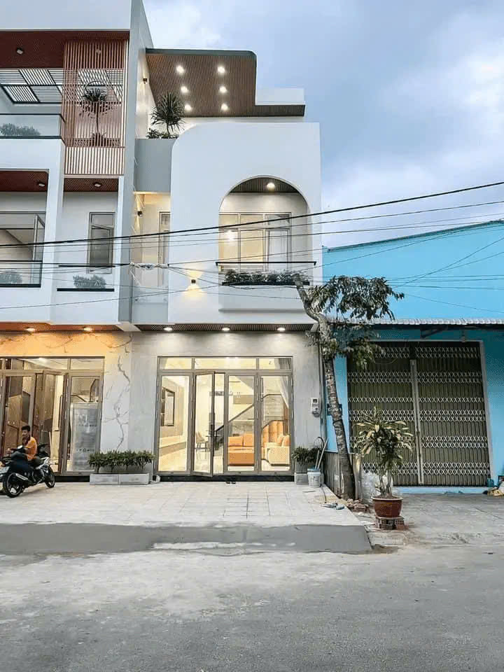 CHÍNH CHỦ BÁN NHÀ PHỐ 3 TẦNG, 68M², TRUNG TÂM P.4, TP. TÂN AN, SHR, GIÁ CHỈ 2 TỶ