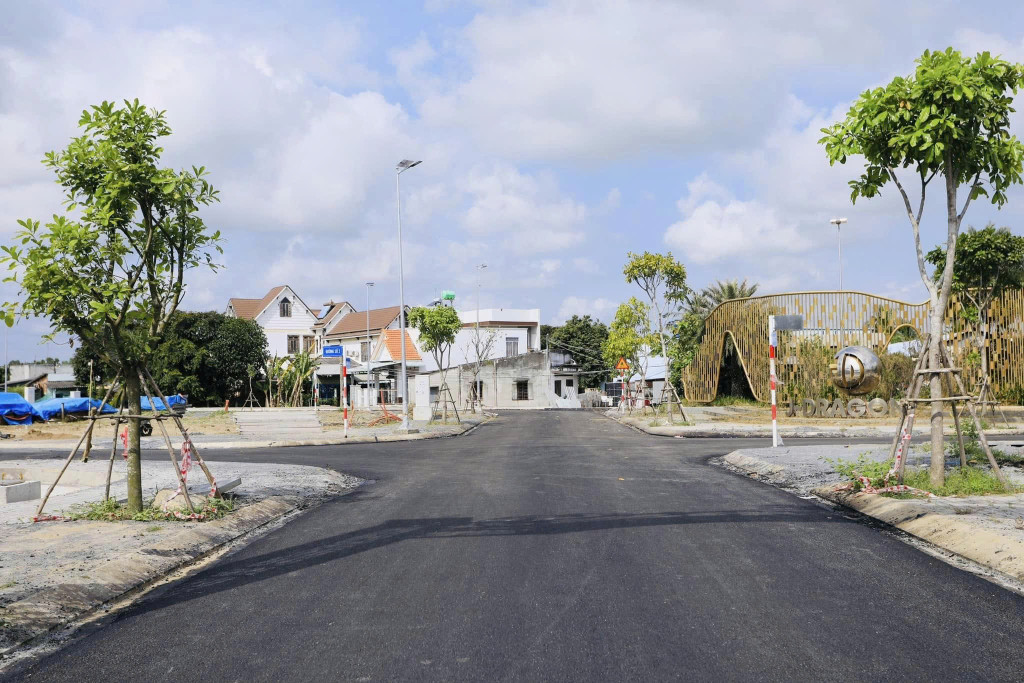 SANG NHƯỢNG ĐẤT LÔ E TRỤC ĐƯỜNG LỚN CẠNH CHỢ CẦN ĐƯỚC