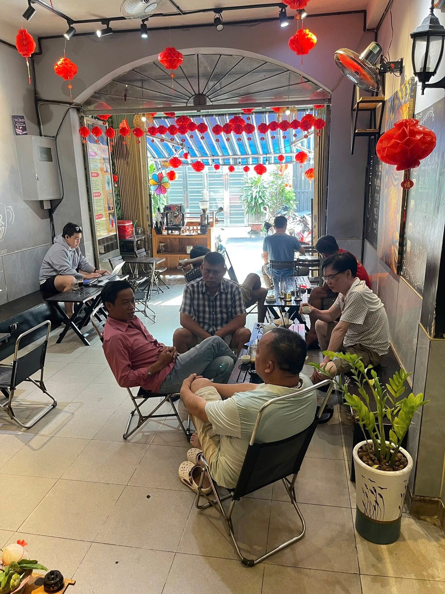 SANG QUÁN CÀ PHÊ HOẠT ĐỘNG ỔN ĐỊNH 7 NĂM Trung tâm Tân Bình – gần Etown