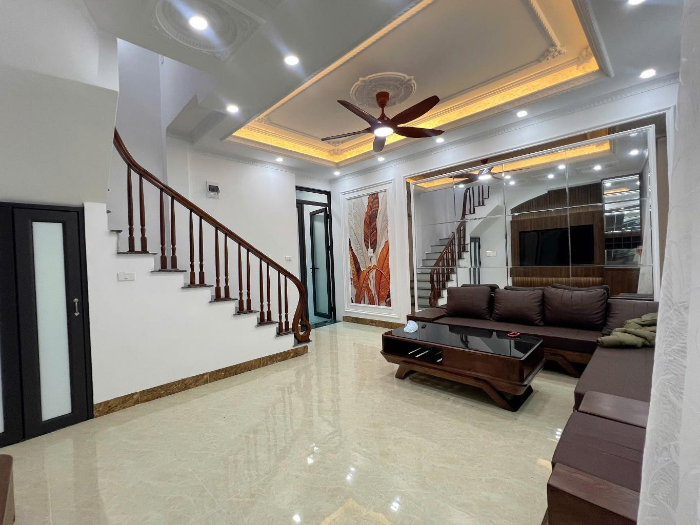 TRUNG TÂM CẦU GIẤY - CÁCH Ô TÔ 10M - SÁT HỒ MÁT RƯỢU - ĐẸP MỚI NGẤT NGÂY CON GÀ TA - NỞ HẬU