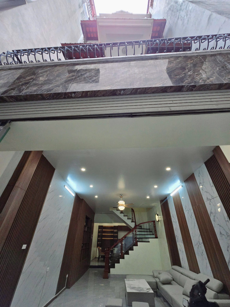 TRUNG TÂM CẦU GIẤY -72M2 -DÂN XÂY CHẮC CHẮN ĐẸP -VÀI BƯỚC RA PHỐ -FULL NỘI THẤT -SẴN Ở