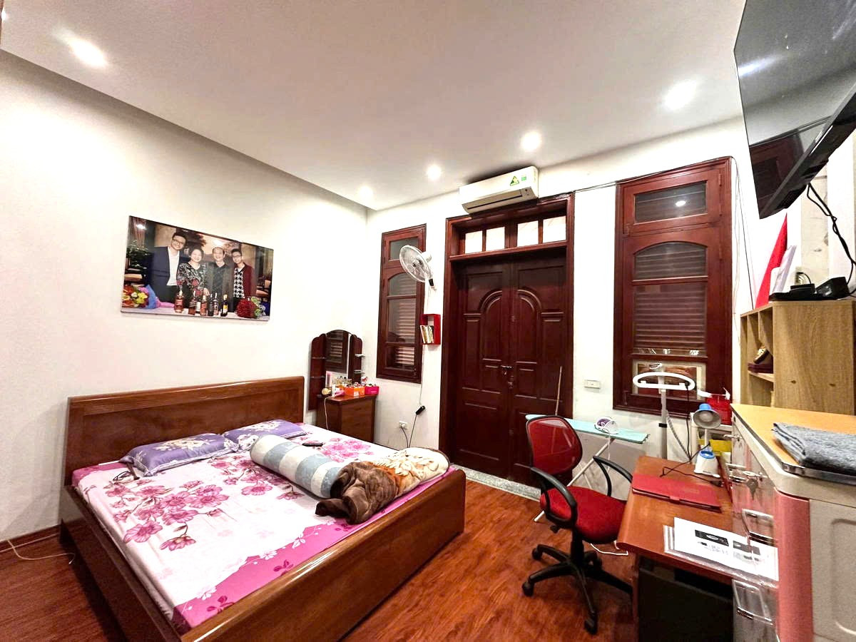 Bán nhà phố Quan Nhân, cách 1 nhà ra phố, ô tô vào nhà. DT: 65m, 4,5 tầng, MT: 4,7m chào giá: 16,6 tỷ