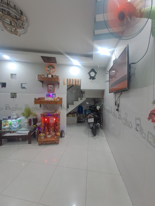 BÁN NHÀ 2 TẤM SÁT VÁCH VINCOM QUANG TRUNG, NHỈNH 3 TỶ
