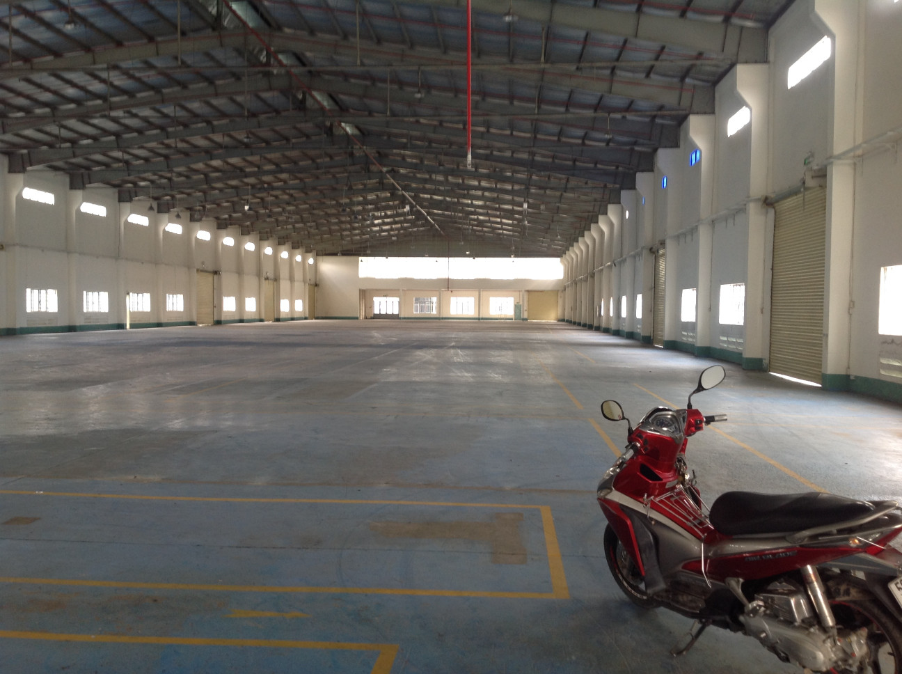 Nhà xưởng cho thuê mặt đường quốc lộ quận 12 dt: 2700m giá 200 triêu/tháng lh; 0908561228