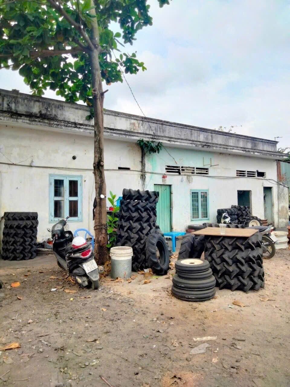-Vị trí : Mặt tiền đường Quốc lộ 1A, ngay sát cạnh Chợ Bình Chánh. Vị trí chiến lược, giao thương sầm uất, xe container, xe tải ra vào xuyên ngày đêm.
-Thông số : ngang 37m X chiều dài 55m , Đang làm mặt bằng kinh doanh kho bãi, bãi đậu xe ô tô, xe tải t