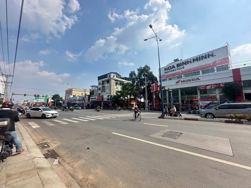 Đất Phú Cường: 1 xet QL13 200m  : 14 X 5 Full Thổ cư