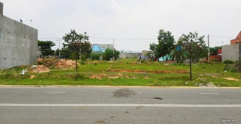 Tôi bán gấp lô đất ( 5x50)=250m2 sổ riêng, giá 100tr bao sổ ngay trường chợ trung tâm Bình Phước