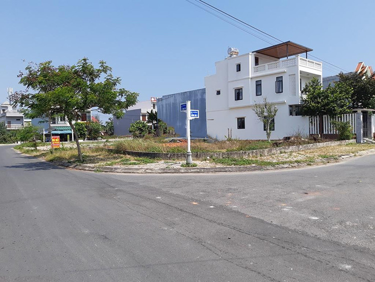 Bán lô góc 2 mặt tiền ngay chợ. giá 390 triệu. LH: 0933.263.596 A.Vỹ