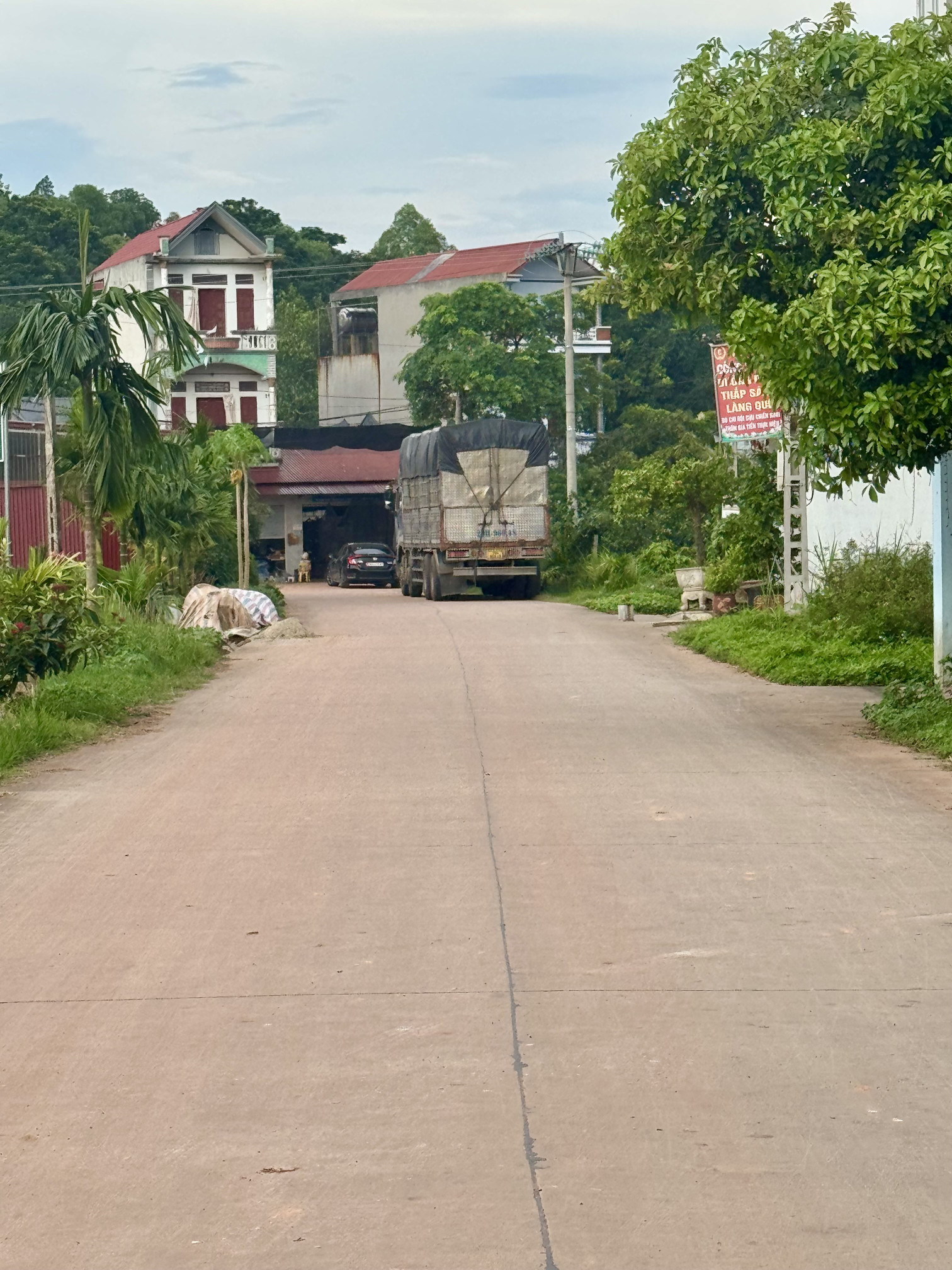 Lô đất mặt đường trục liên xã tại Tân Yên. Kinh doanh buôn bán được luôn. Đối diện là đất Thương mại dịch vụ, Nhà văn hoá, Trường mầm non....Liên hệ : 0981326000