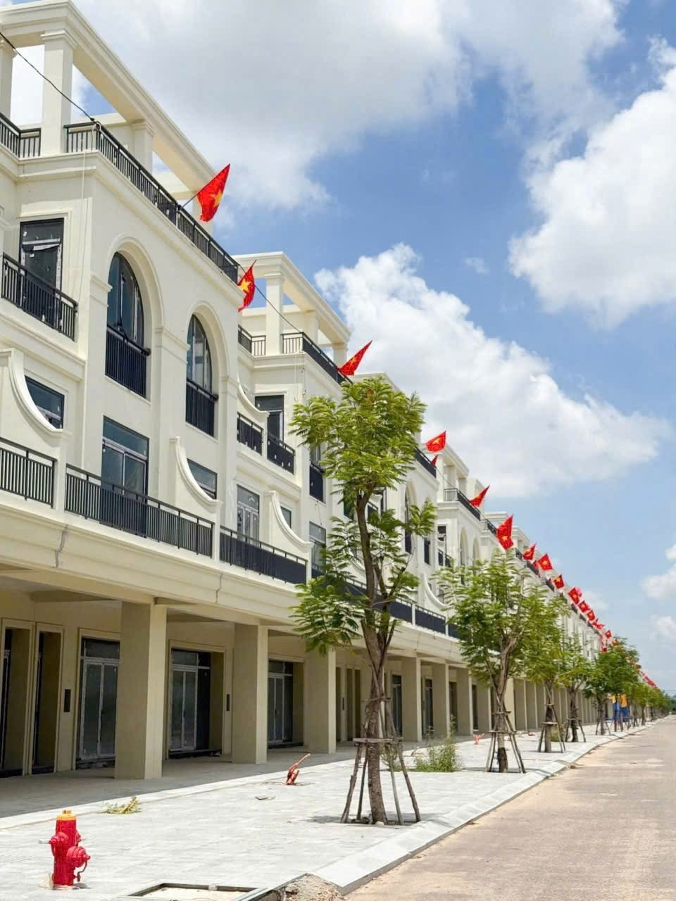 ☘️CƠ HỘI SỞ HỮU ĐẤT NỀN GIÁ TỐT TẠI KĐT QUY NHƠN ICONIC 

📍 Diện tích: 80m²
💰 Giá chỉ từ: 680 triệu ( Có hỗ trợ vay lên đến 70%)
📜 Sổ sẵn – sang tên nhanh chóng
🚗 Mặt tiền lộ 13m, vỉa hè 3m rộng rãi, thông thoáng

🌿 Tiện ích nội khu đầy đủ:
✅ Trườ