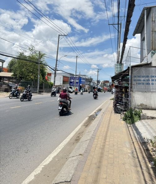 Bán lô đất Ngay QL50 , Gần UBND Bình Đông , 100m2 - SHR - 550 Triệu